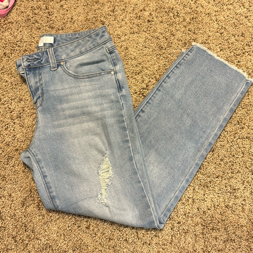 1822 Jeans
Size 4 
Straight leg frayed on bottoms